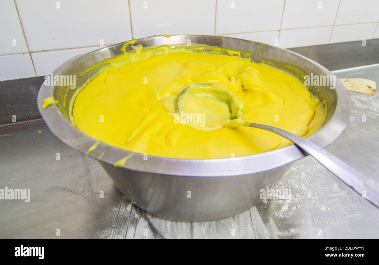 la vera pasticceria, i dolci, i dolci e le torte preparate nel laboratorio  artigianale, la crema Foto stock - Alamy
