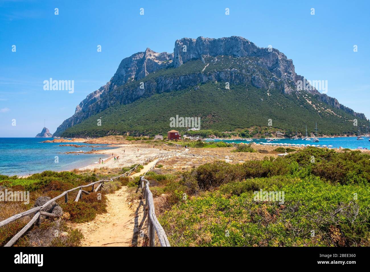 Tavolara, Sardegna / Italia - 2019/07/18: Massiccio calcareo principale, picco del Monte Cannone, sopra la Riserva Naturale Riserva Naturale Riserva Naturale di Isola Ta di Punta coda Cavallo Foto Stock