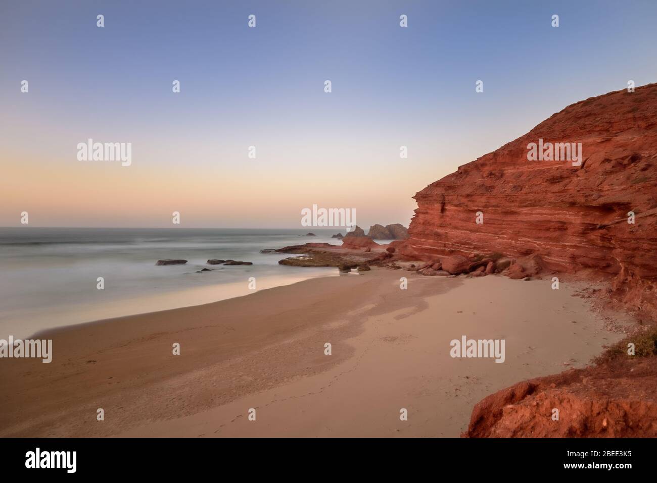 Paesaggio di Legzira Beach con i suoi archi naturali sulla costa dell'oceano Atlantico. Legzira Beach si trova sulla costa dell'oceano del Marocco, a Sidi IFN Foto Stock