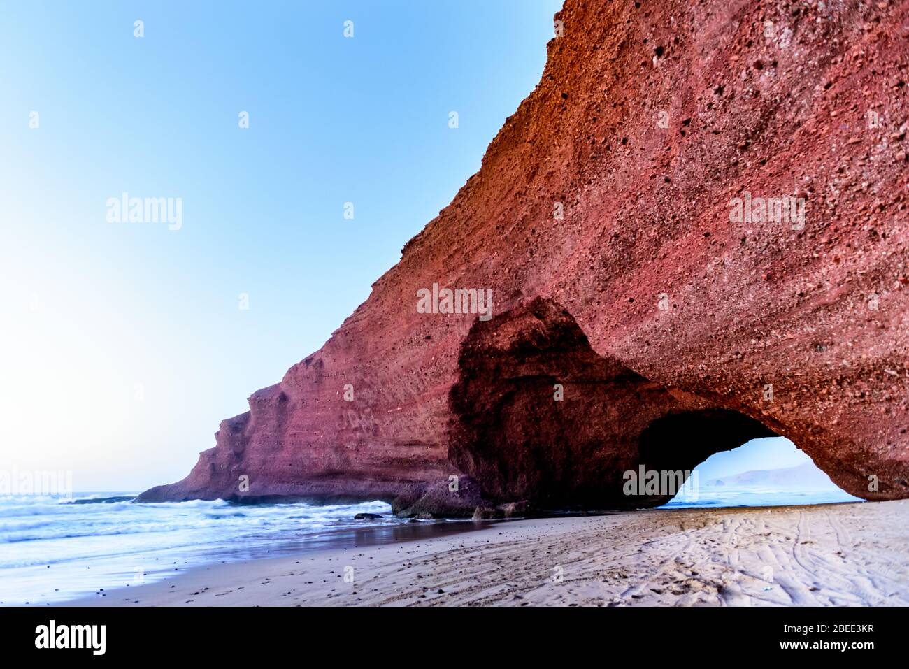 Paesaggio di Legzira Beach con i suoi archi naturali sulla costa dell'oceano Atlantico. Legzira Beach si trova sulla costa dell'oceano del Marocco, a Sidi IFN Foto Stock