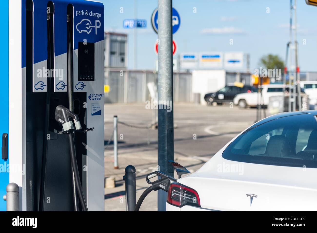 Un'auto elettrica Tesla modello 3 sta ricaricando le batterie Foto Stock