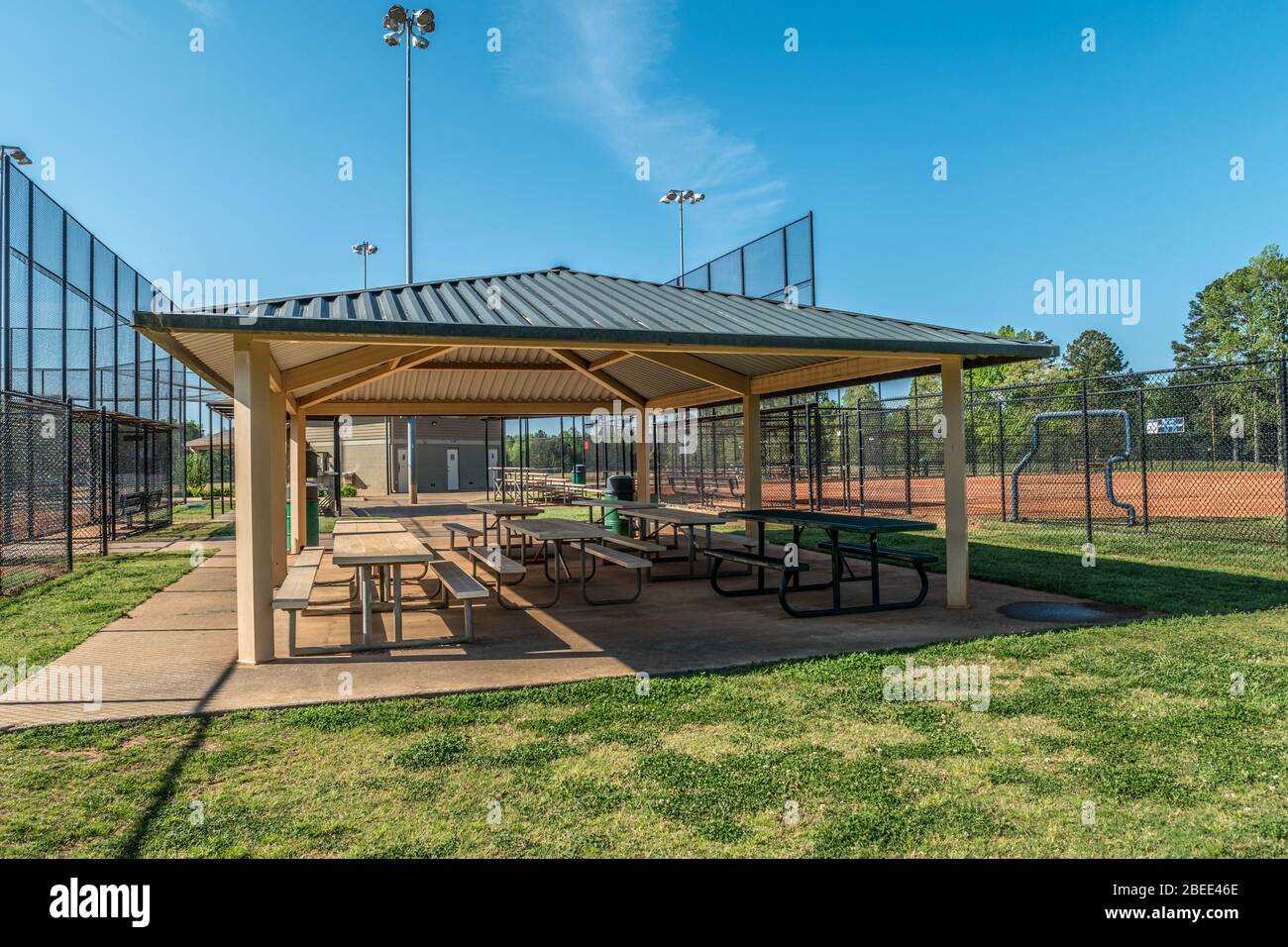 Campi di baseball vuoti e padiglione da tavolo da picnic in una calda giornata di sole in primavera chiuso al soggiorno a casa restrizioni coronavirus Foto Stock