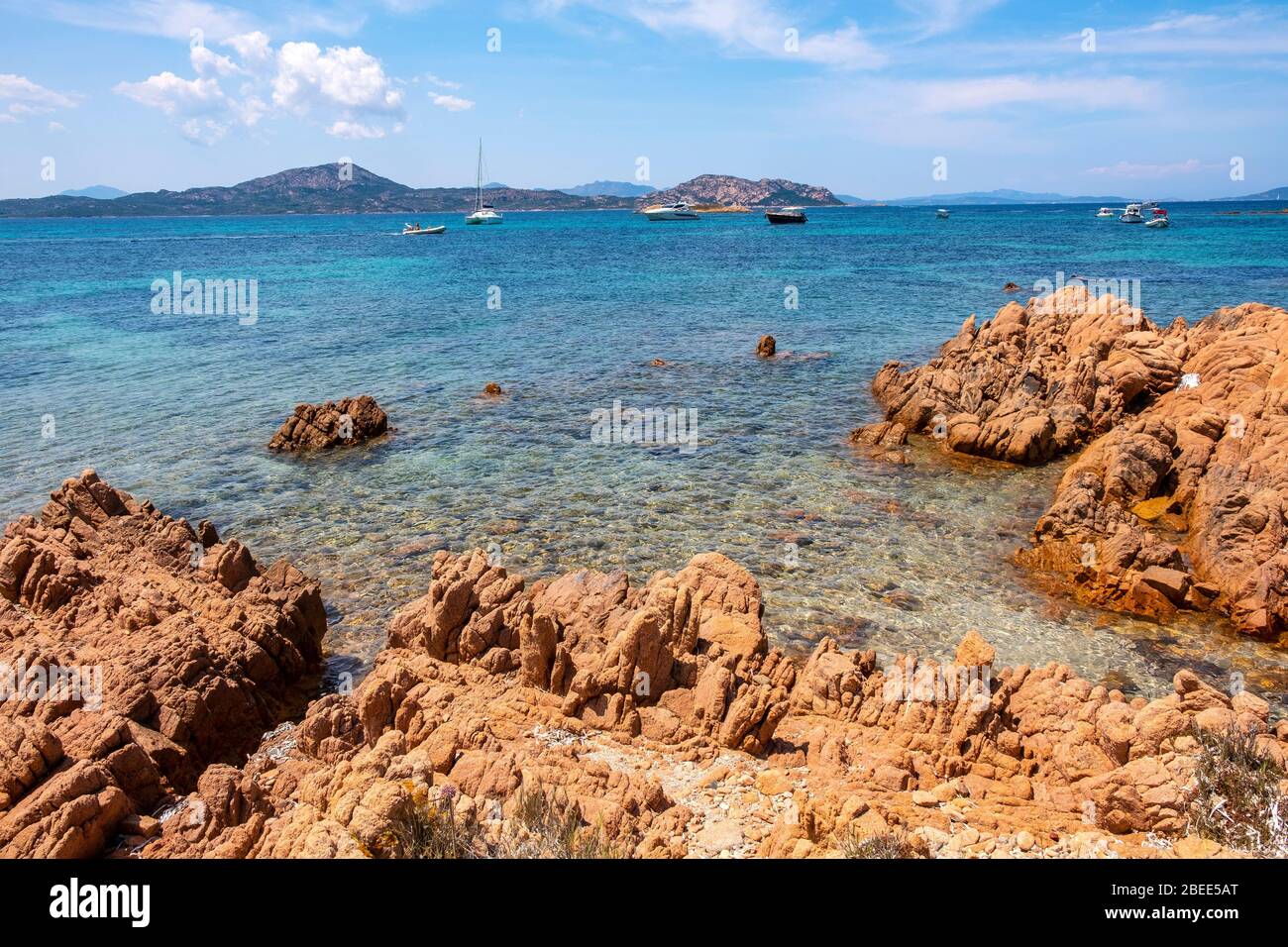 Tavolara, Sardegna / Italia - 2019/07/18: Pittoreschi porti del Mar Tirreno con yacht al largo dell'isola di Isola Tavolara al largo della costa settentrionale della Sardegna Foto Stock