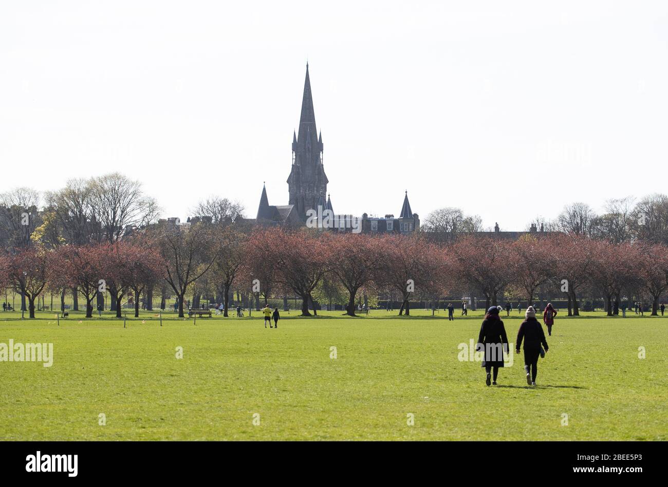 A quasi vuoto il Meadows, Edimburgo, durante il soleggiato weekend di Pasqua in riva al mare, mentre il Regno Unito continua a bloccarsi per contribuire a frenare la diffusione del coronavirus. Foto Stock