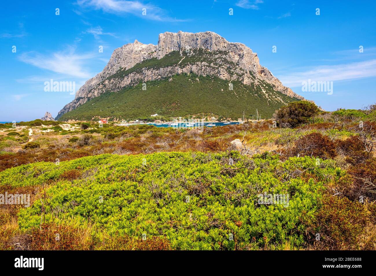 Tavolara, Sardegna / Italia - 2019/07/18: Massiccio calcareo principale, picco del Monte Cannone, sopra la Riserva Naturale Riserva Naturale Riserva Naturale di Isola Ta di Punta coda Cavallo Foto Stock