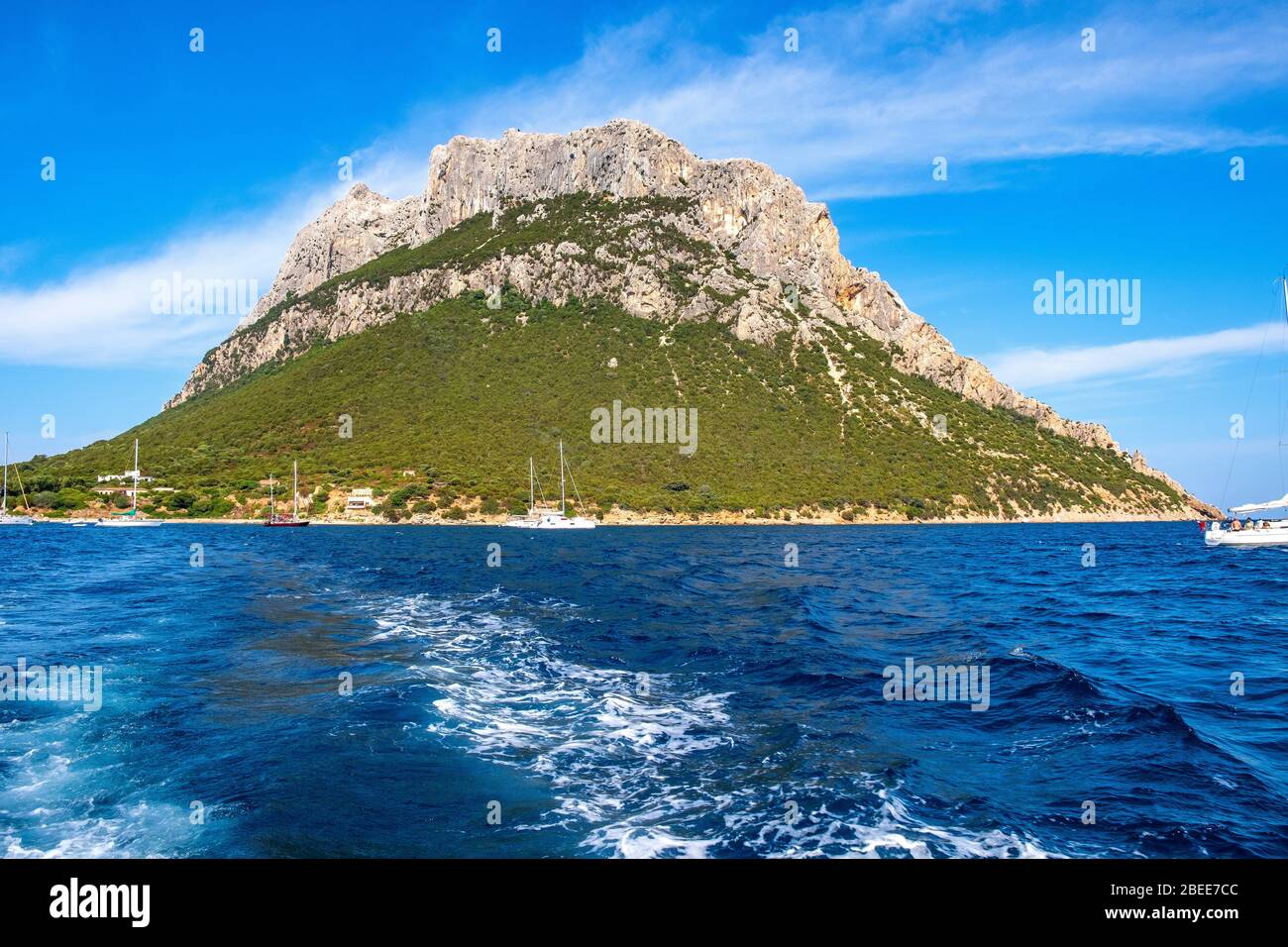 Tavolara, Sardegna / Italia - 2019/07/18: Vista panoramica delle scogliere e delle pendici del massiccio calcareo principale, picco Monte Cannone, isola Tavolara Foto Stock