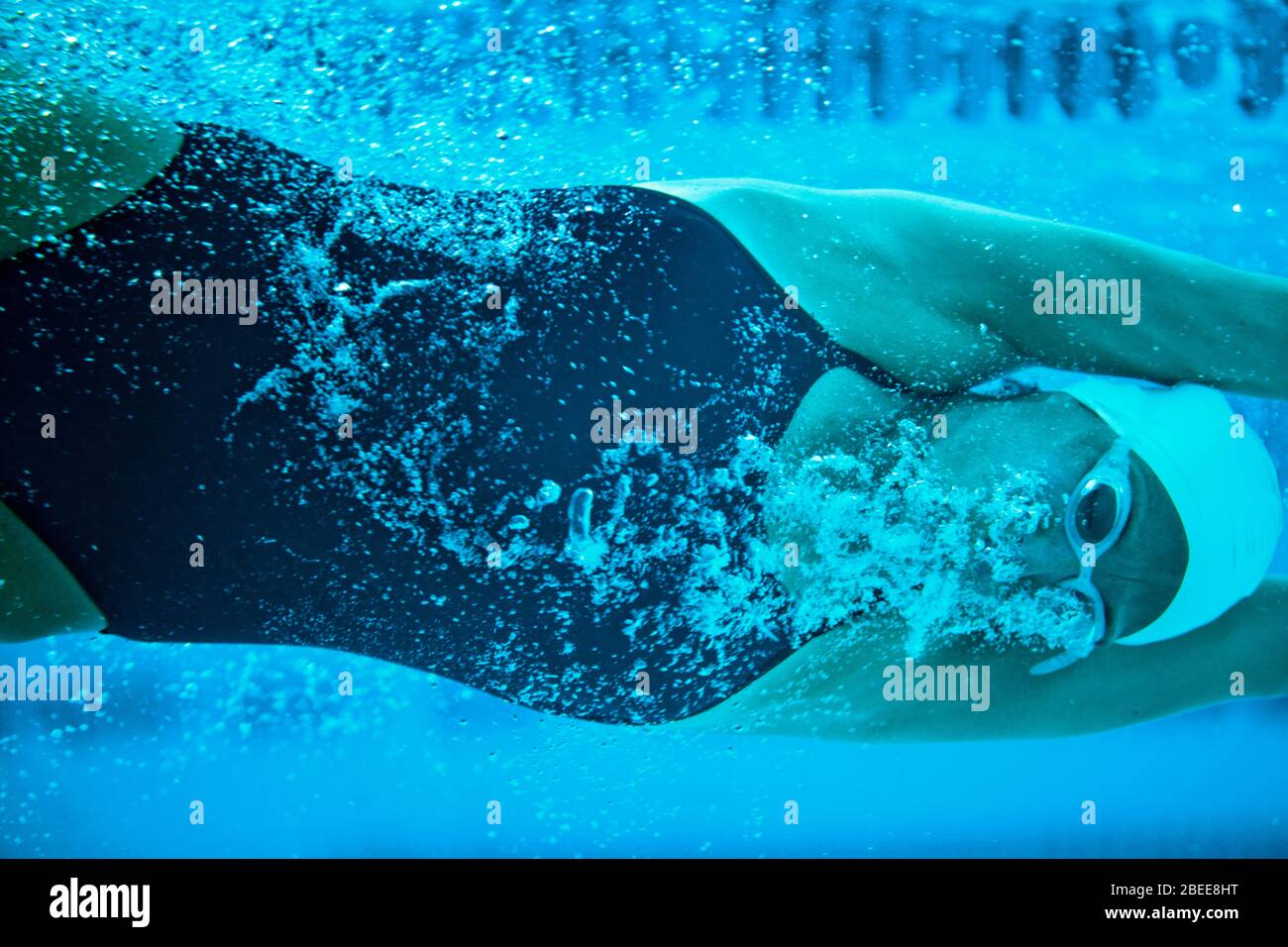 Nuotatore femminile sotto l'acqua Foto Stock