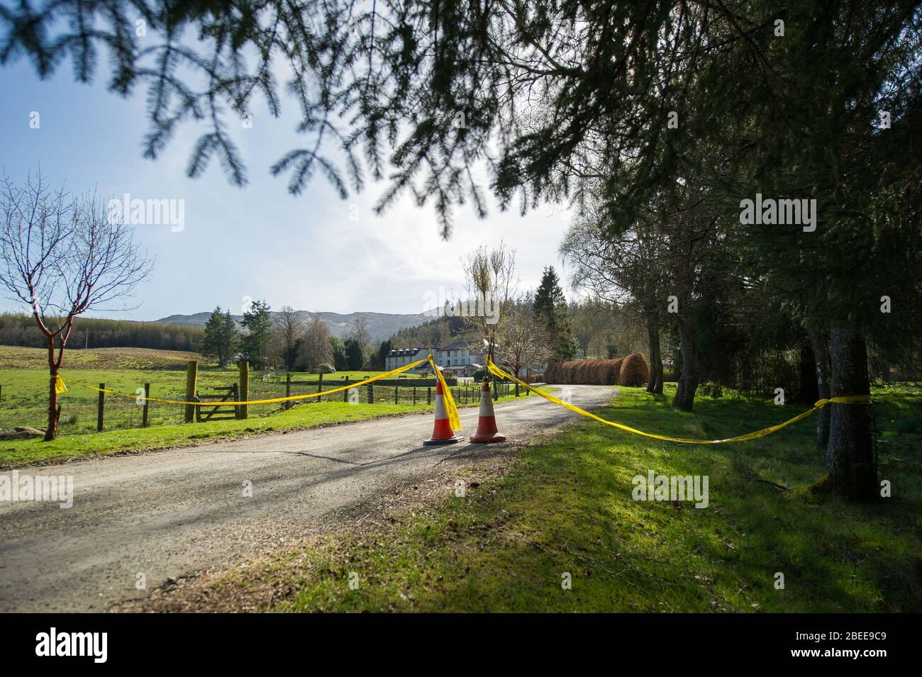 Cumbernauld, Regno Unito. 13 Aprile 2019. Nella foto: Loch Achray Hotel di proprietà della Lochs and Glens Company ora si trova vuoto durante il Coronavirus (COVID-19) Lockdown su una luminosa e calda primavera soleggiata Banca vacanze Lunedi di Pasqua. A causa del blocco del Coronavirus britannico (COVID-19) imposto sia dal governo britannico che da quello scozzese, la polizia ha applicato il blocco e la gente ha preso seriamente l'avvertimento con tutti i punti turistici e di bellezza che sono stati cordonati con blocchi stradali. Credit: Colin Fisher/Alamy Live News Foto Stock