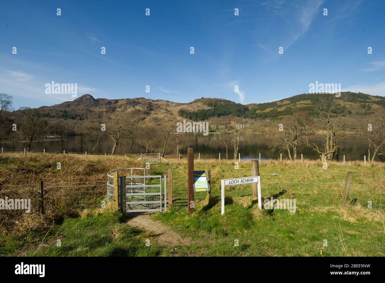 Cumbernauld, Regno Unito. 13 Aprile 2019. Nella foto: (In alto a sinistra) ben A'an montagna. Normalmente un luogo caldo turistico con centinaia di escursionisti, oggi non uno si trova sulla cima della montagna durante una luminosa e calda primavera soleggiata Bank festa di Pasqua Lunedi. (Foto principale) Loch Achray e campeggio che è vuoto. A causa del blocco del Coronavirus britannico (COVID-19) imposto sia dal governo britannico che da quello scozzese, la polizia ha applicato il blocco e la gente ha preso seriamente l'avvertimento con tutti i punti turistici e di bellezza che sono stati cordonati con blocchi stradali. Credit: Colin Fisher/Alamy Live News Foto Stock