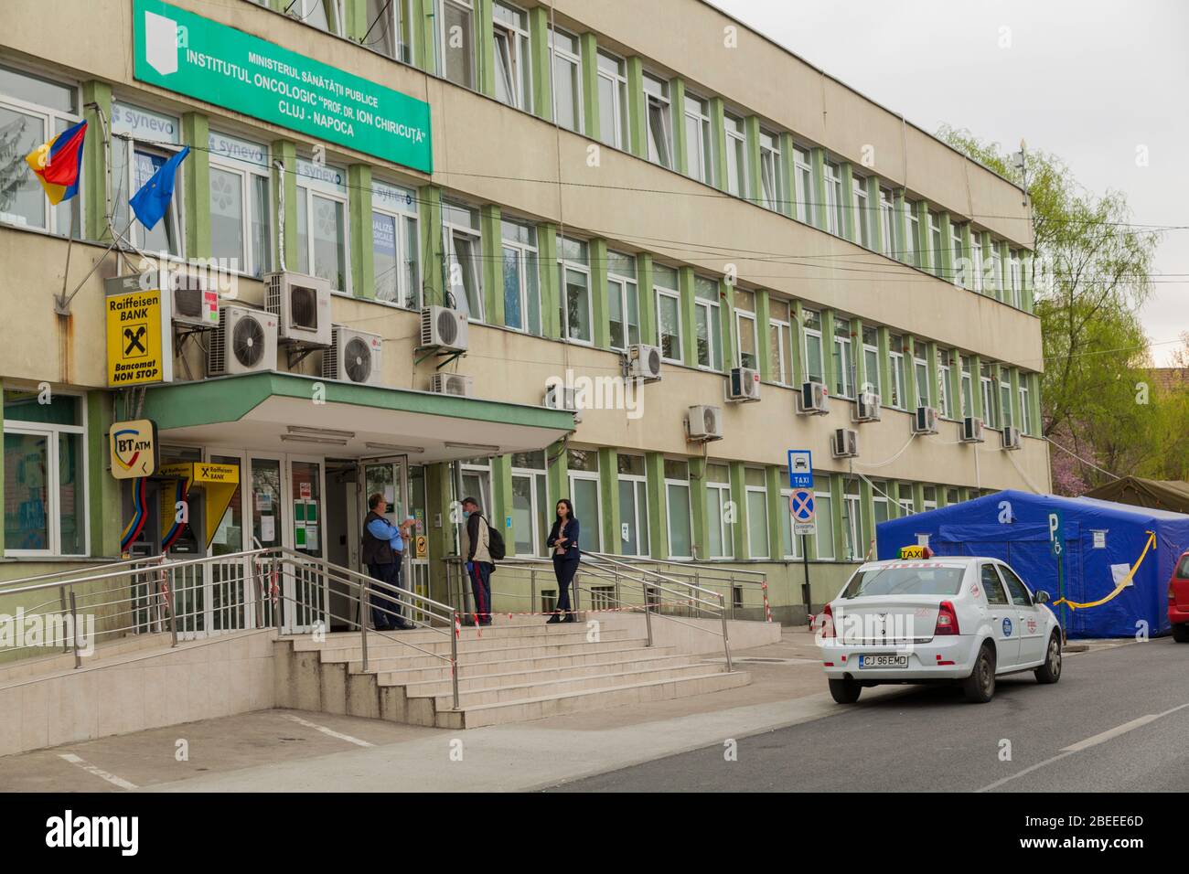 Cluj Napoca, Romania ; 13 aprile 2020 - l'Istituto di Oncologia 'Prof Dr. Ion Chiricuţă', IOCN ; coronavirus, covid-19, pandemico outbraak locale Foto Stock