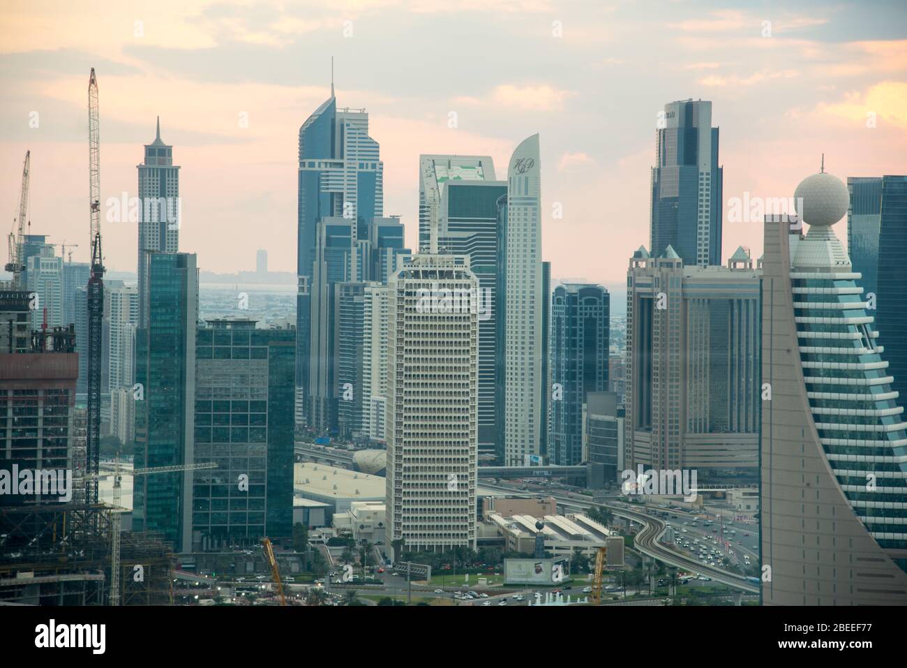 DUBAI - 15 NOVEMBRE: Panorama dei grattacieli alti nello skyline di Dubai, 15 novembre 2019 a Dubai, Emirati Arabi Uniti. Foto Stock
