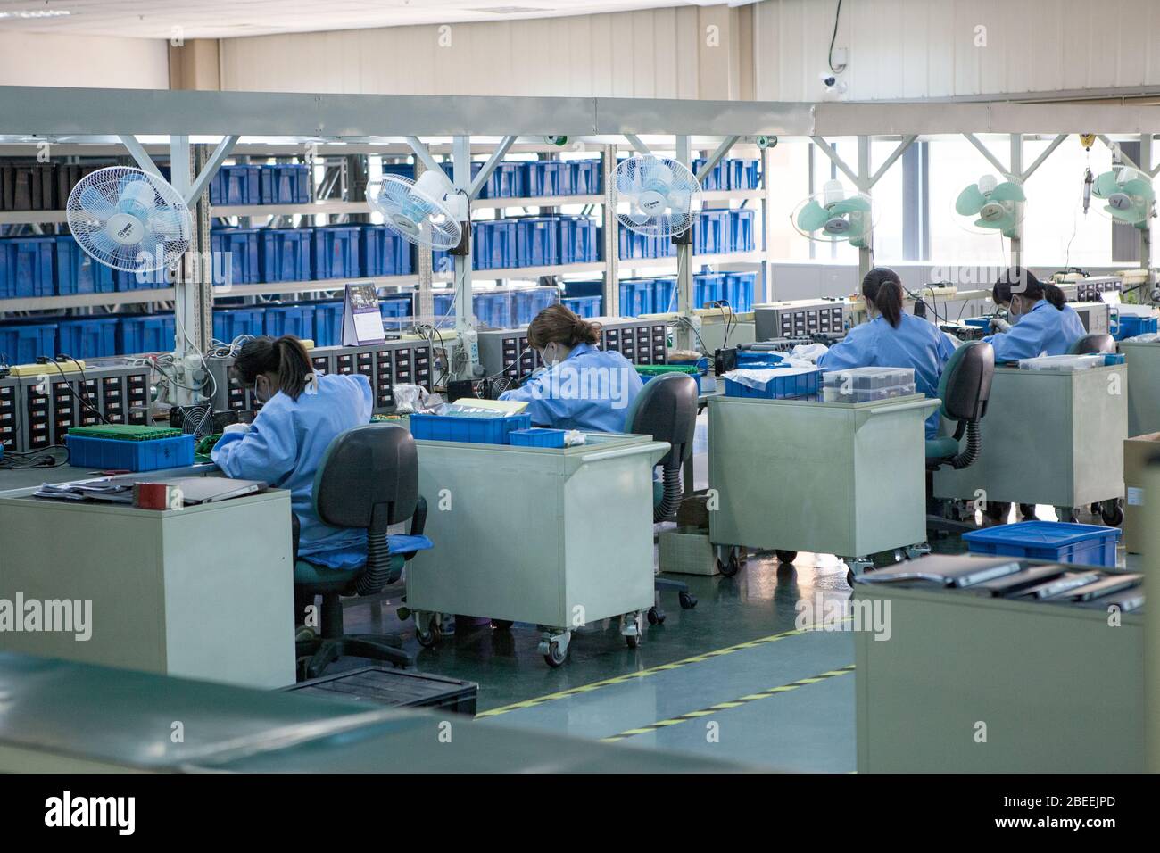 Donne che lavorano in una fabbrica cinese Foto Stock