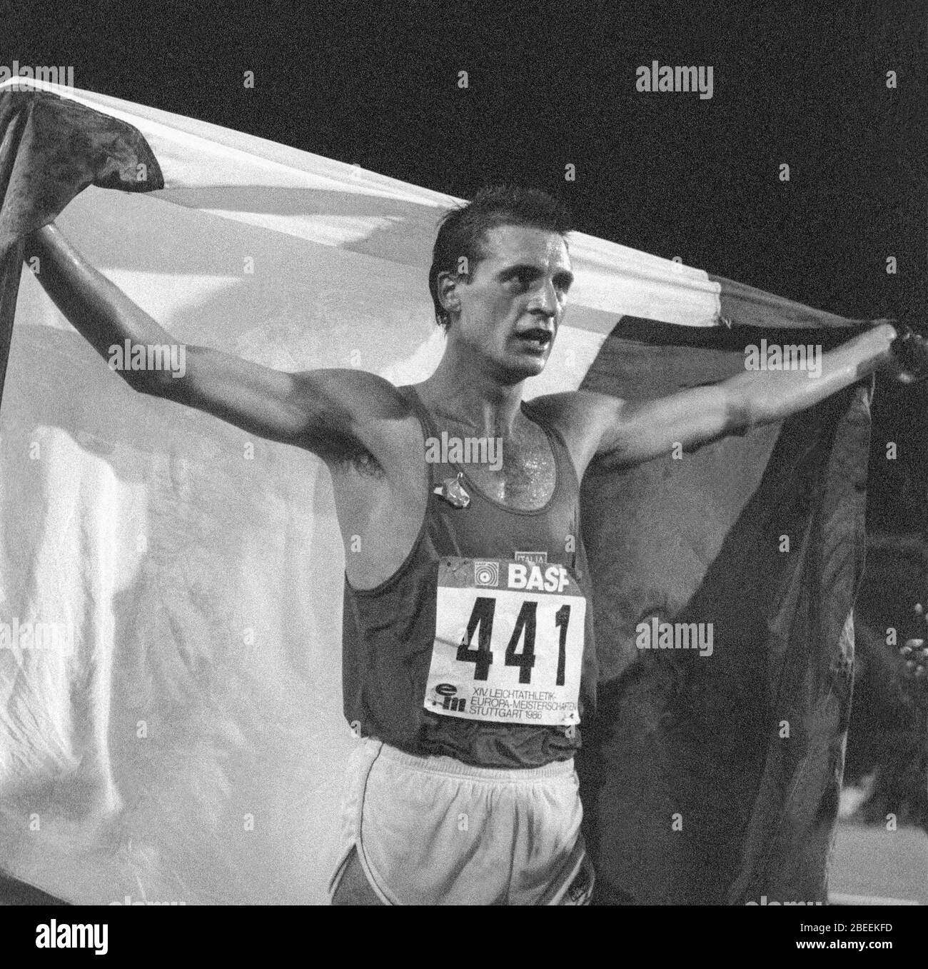 STEFANO MEI con bandiera italiana dopo la vittoria a 10000m nel Campionato europeo di Stoccarda 1986 Foto Stock