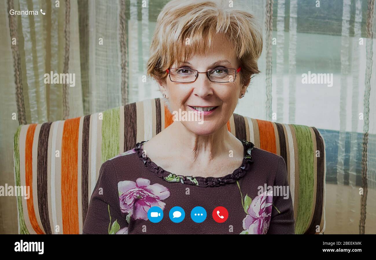 Schermo di videochiamata con donna anziana Foto Stock