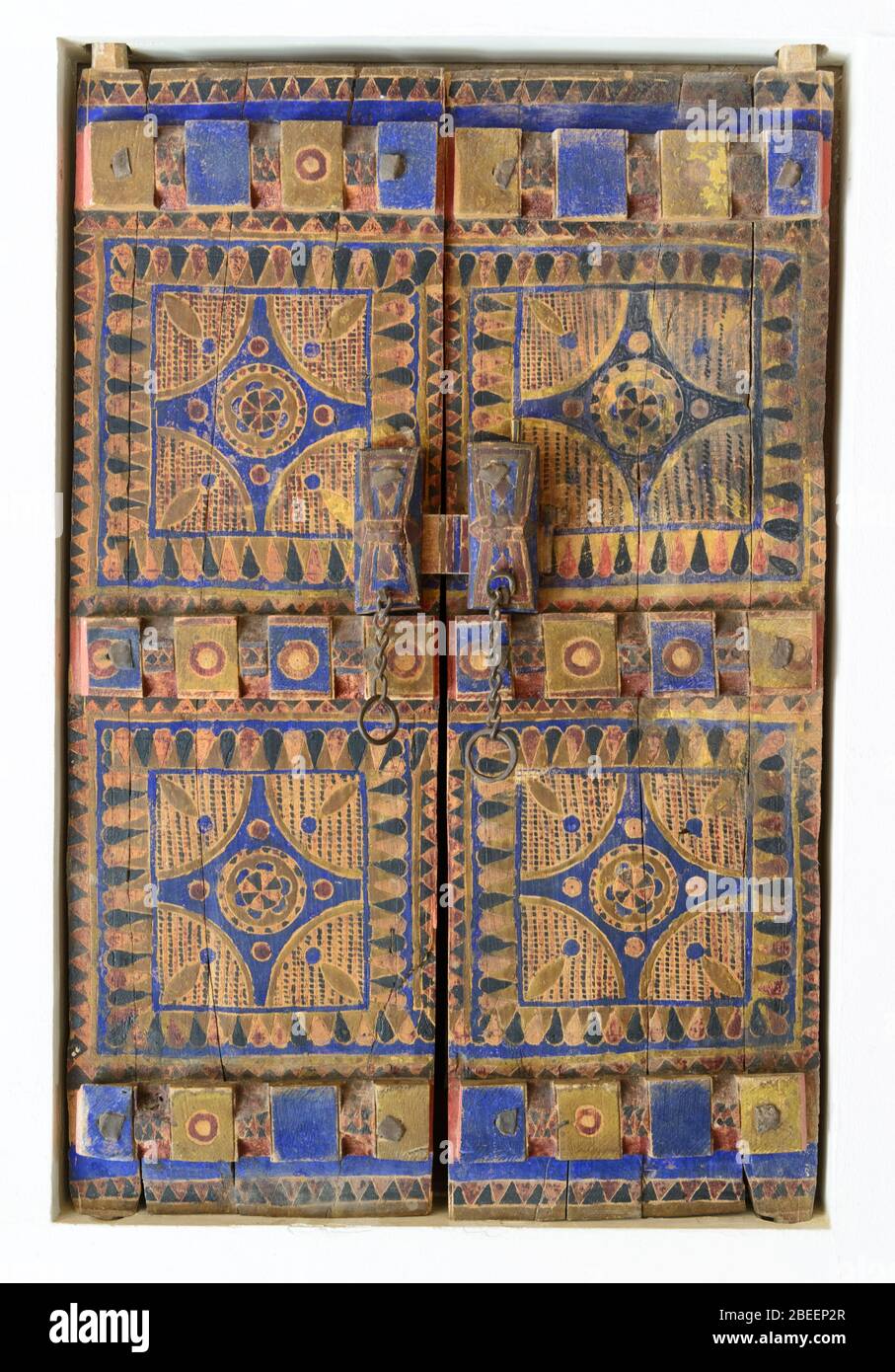 Arabia Saudita, Riyadh, Masmak Fort. Finestra colorata in mostra nel museo Foto Stock