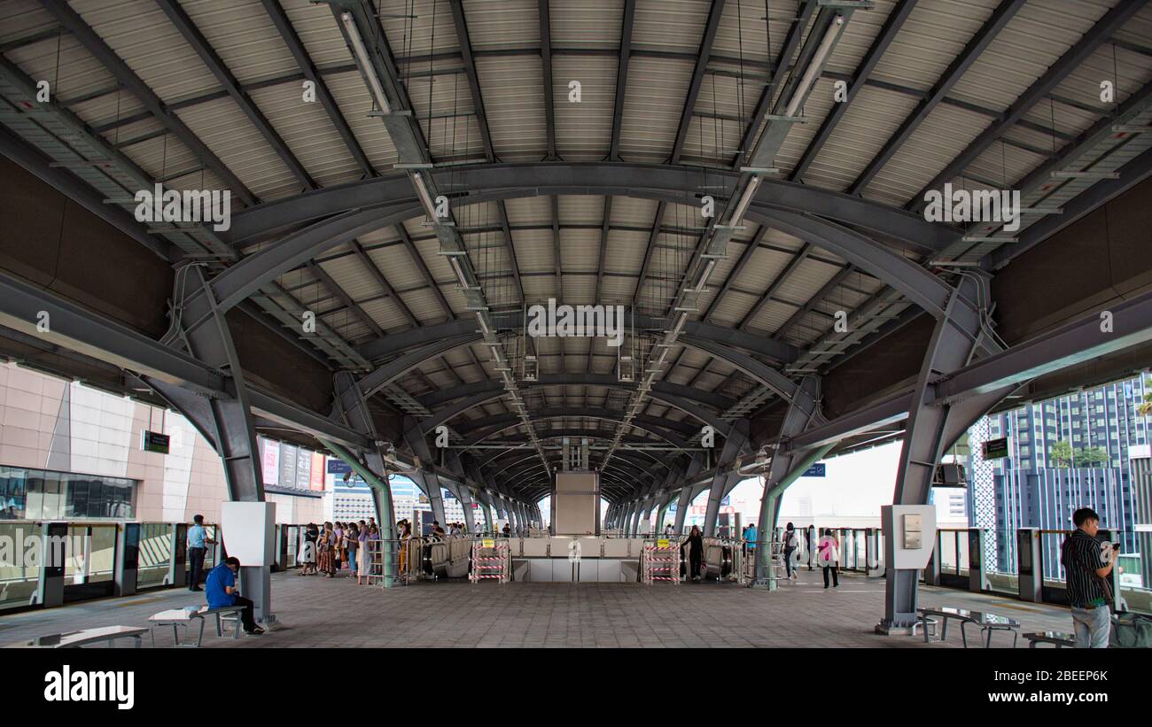 Bangkok, Thailandia 04.11.2020: Persone che aspettano lo Skytrain alla stazione BTS di Ratchayothin sulla linea Sukhumvit Foto Stock