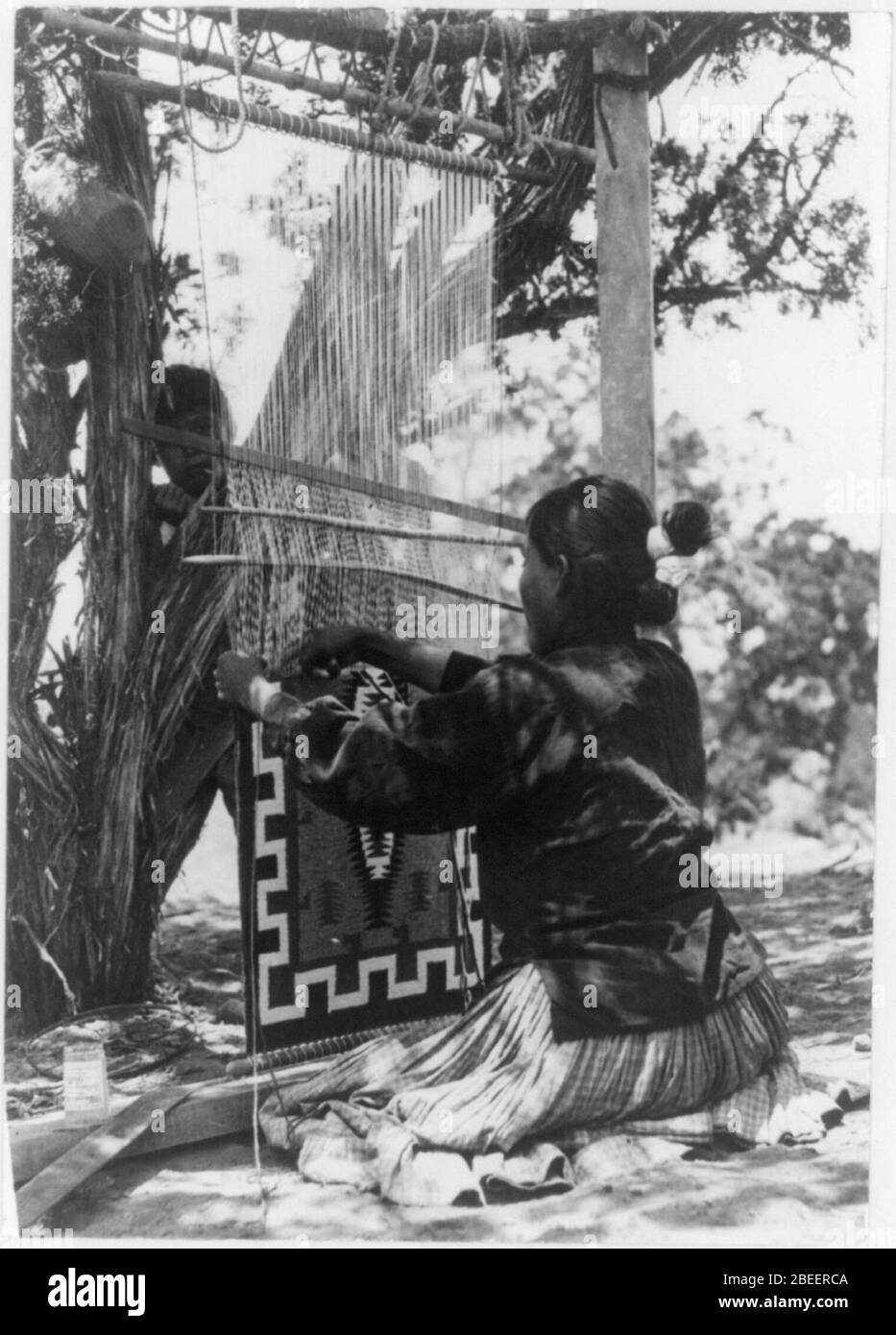 Hastine - Ush - Klish -ah -presto (l'uomo di fango la moglie) coperta Navajo weaver vicino a Gallup, Nuovo Messico Foto Stock