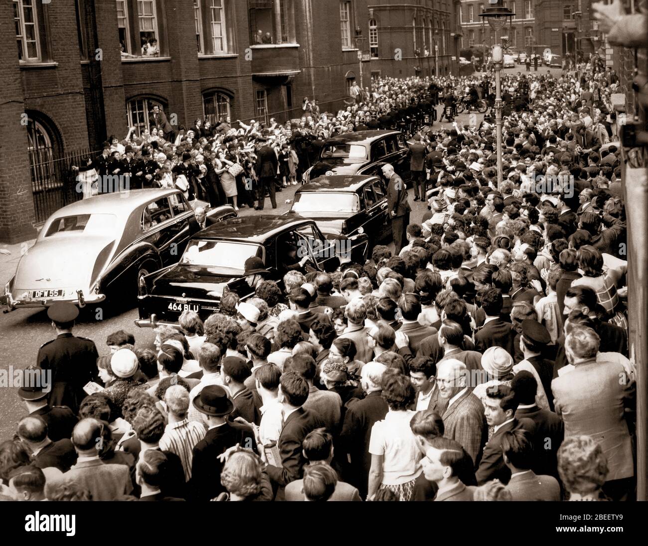 27 giugno 1963 - Duganstown, Irlanda, Regno Unito - nato in una ricca famiglia di Boston politicamente connessa JOHN F. KENNEDY era la persona più giovane eletto presidente degli Stati Uniti e il primo cattolico romano a servire in quell'ufficio. Per molti osservatori, la sua presidenza è venuta a rappresentare l'ascendenza dell'idealismo giovanile dopo la seconda guerra mondiale La promessa di questo leader energico e telegenico non doveva essere adempiuta, poiché fu assassinato verso la fine del suo terzo anno di carica. La sua morte scioccante è stata in prima linea in un periodo di instabilità politica e sociale nel paese e nel mondo. P Foto Stock