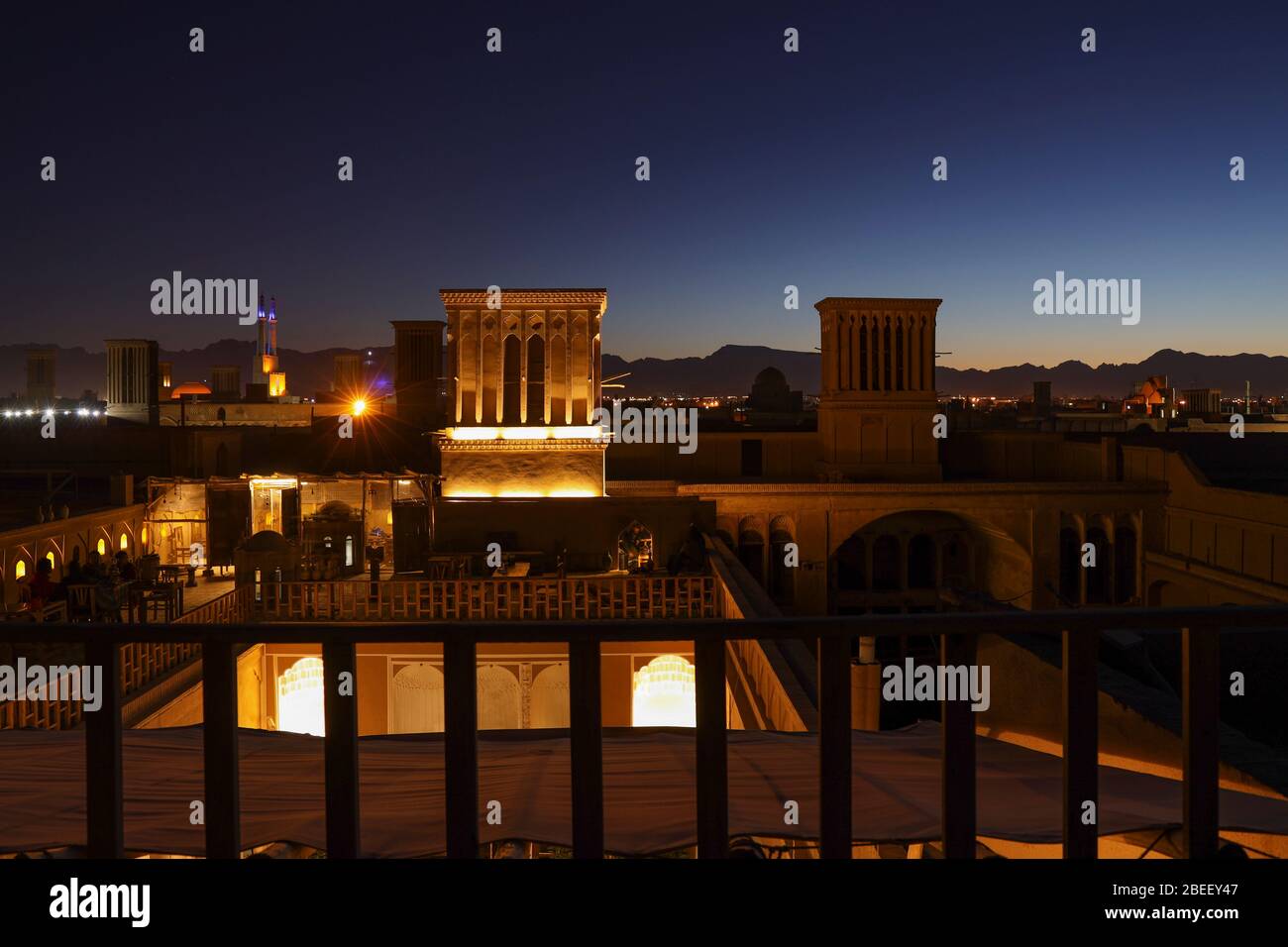 Vista del Rain House Roof Cafe e dei windcatchers, dei windtower (badgirs) di notte a Yazd, provincia di Yazd, Iran, Medio Oriente Foto Stock