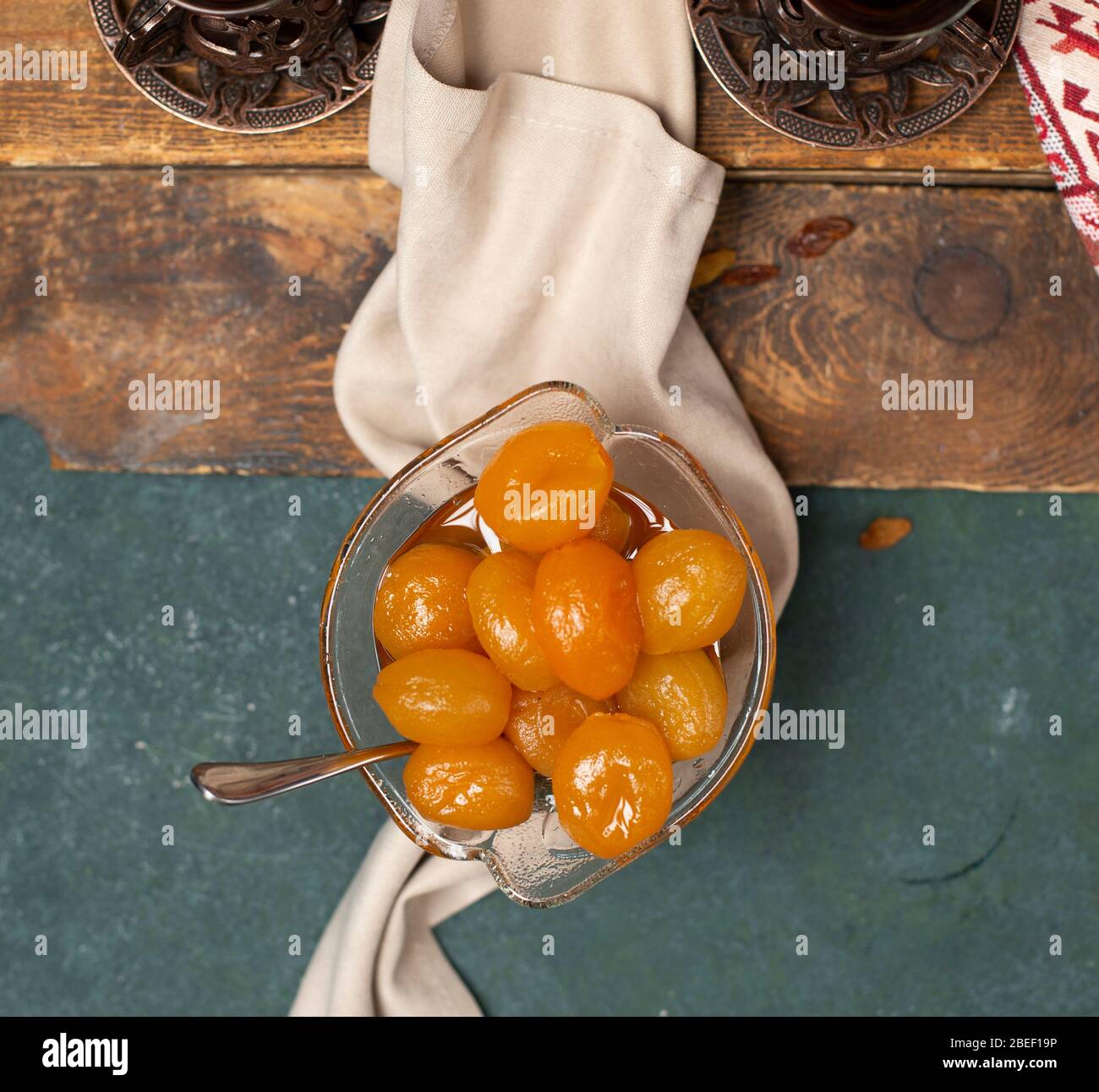 tè e marmellata di fichi sul tavolo Foto Stock