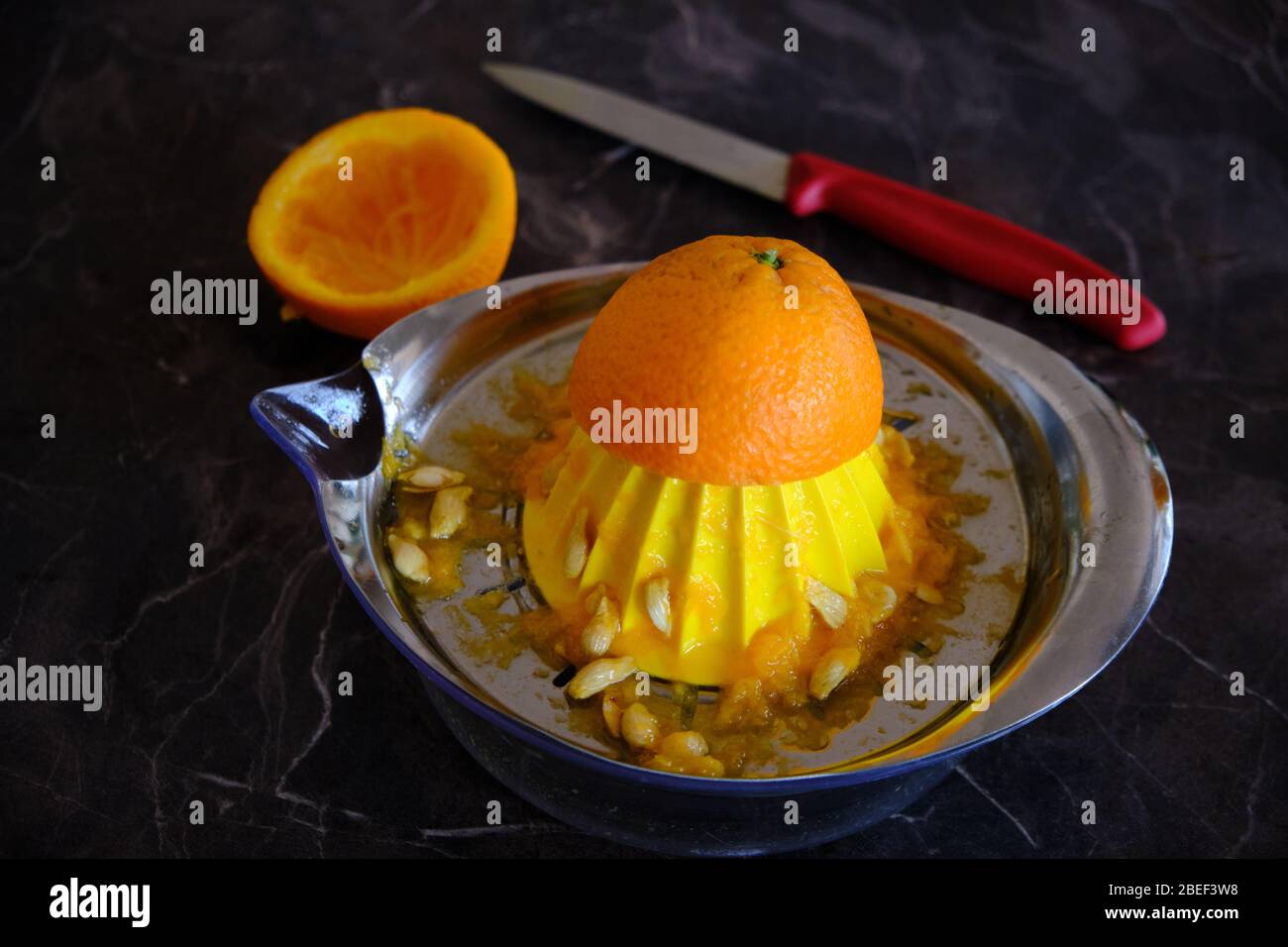 Succo d'arancia, vitamina C Boost, succo di frutta appena spremuto. Arance semitranate. Stile di vita sano Foto Stock