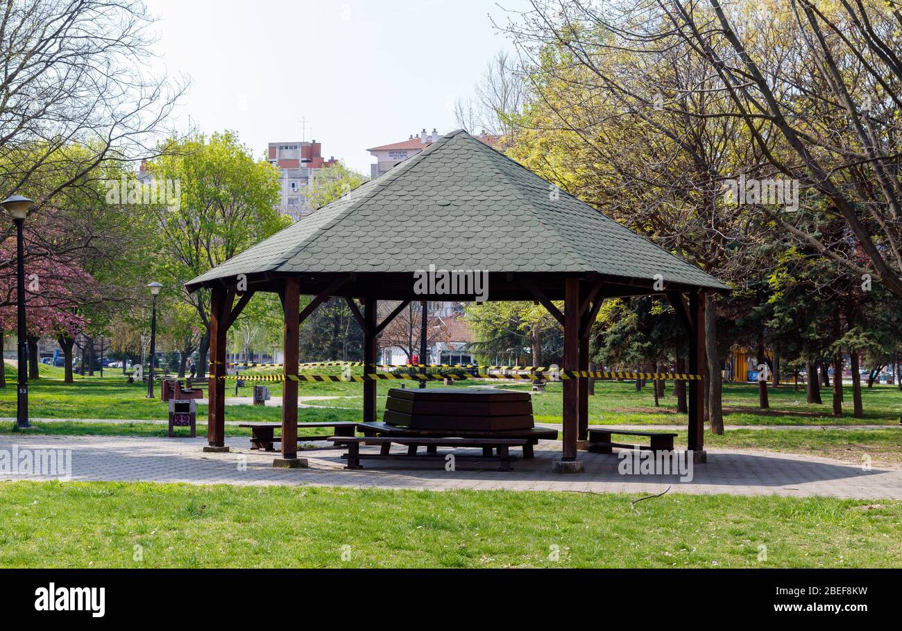 Luogo di riposo nel parco pubblico temporaneamente vietato per l'uso durante l'epidemia di Corona Foto Stock
