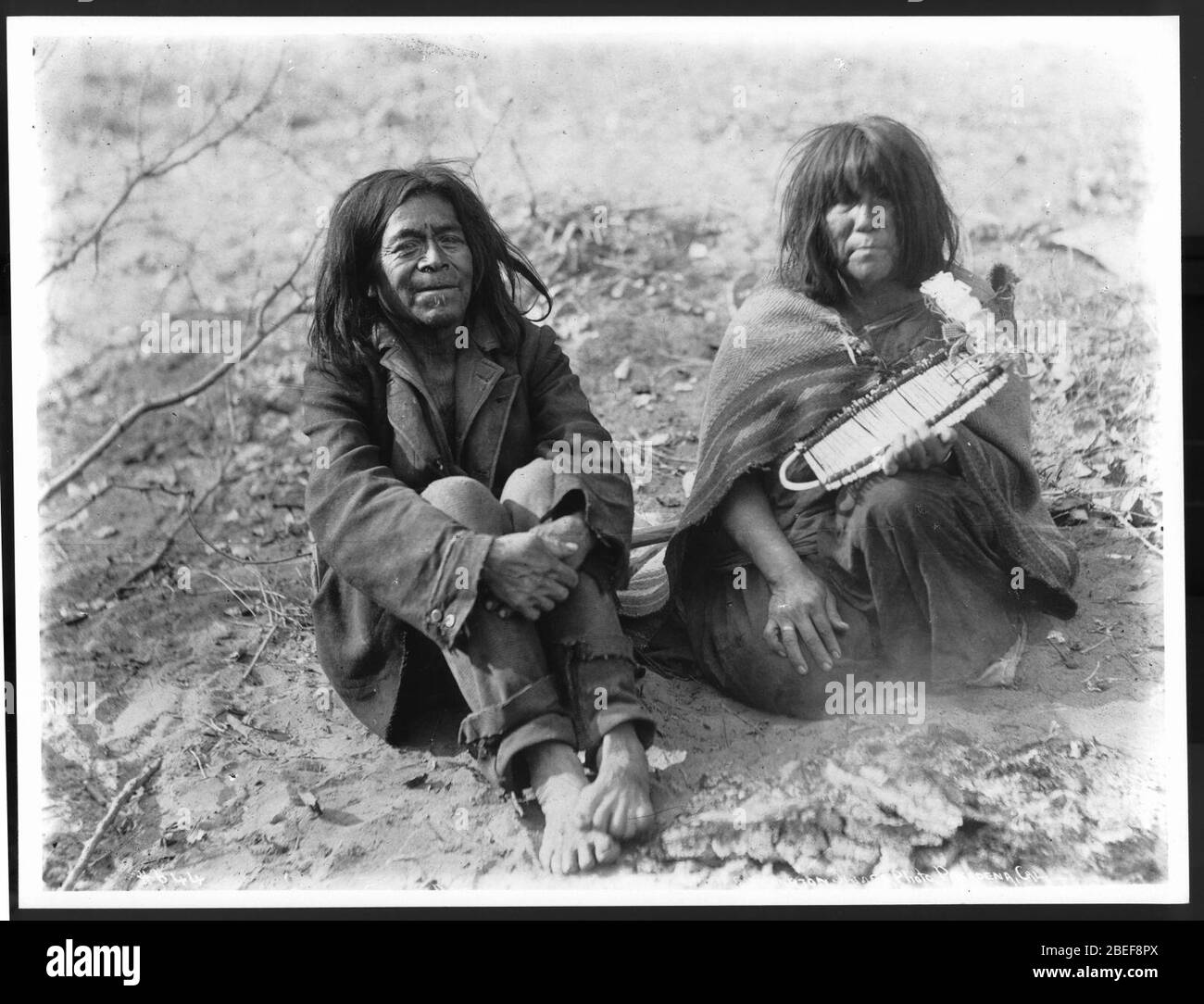 Havasupai Indian marito e moglie la visualizzazione di una culla che ha appena fatto, ca.1900 Foto Stock
