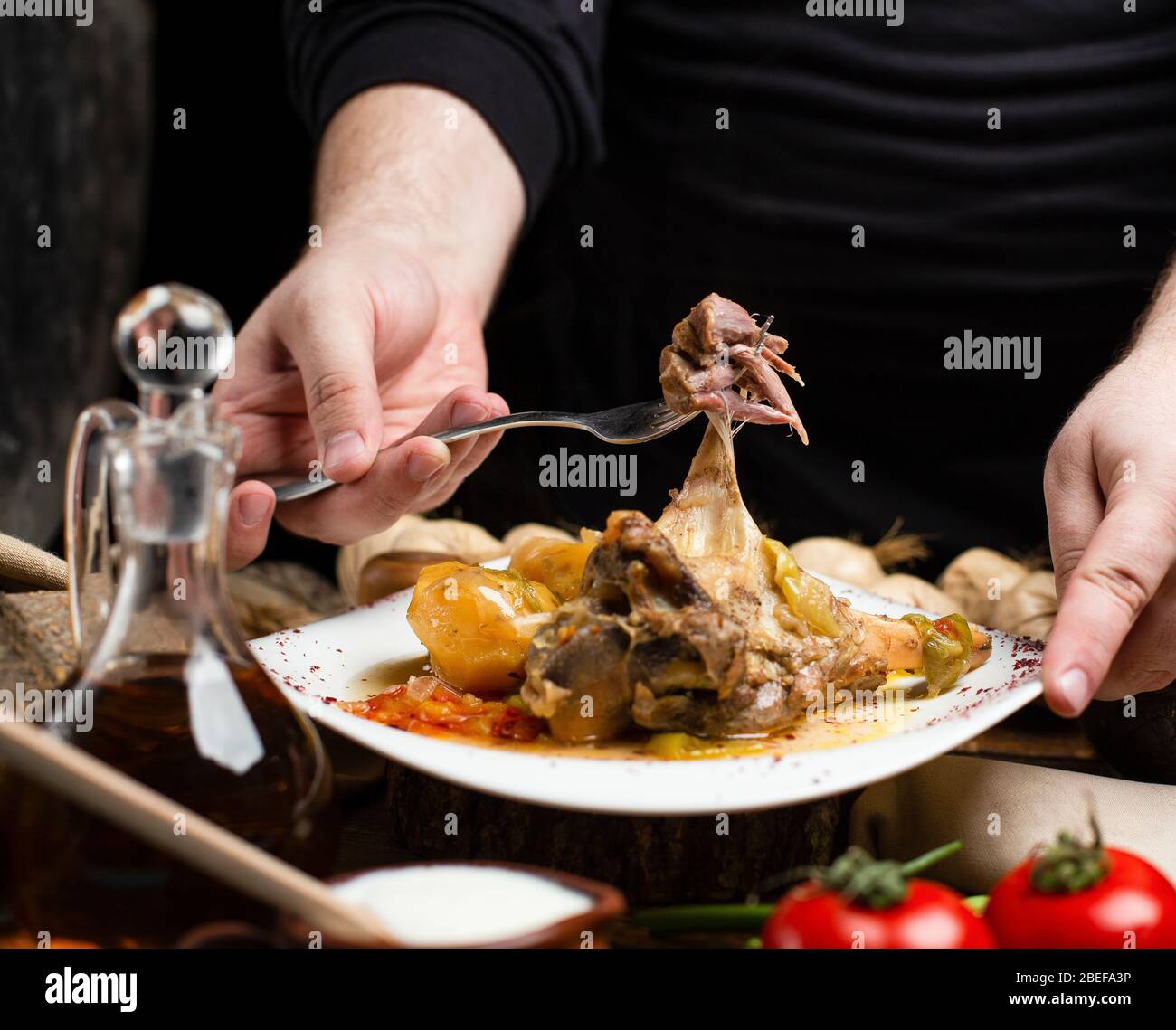 delizioso pasto a base di carne con pomodoro su sfondo scuro Foto Stock