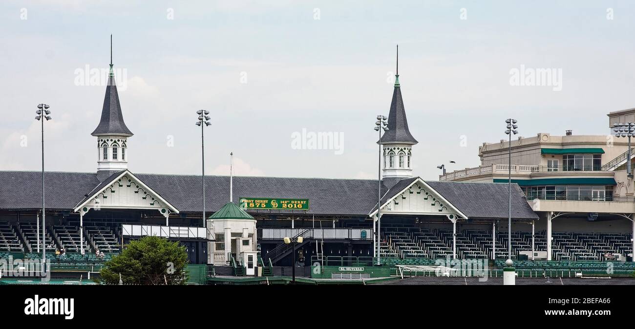 Circuito di Churchill Downs; iconiche guglie gemelle; tribuna; clubhouse; alti stand luminosi; sede del Kentucky Derby; famoso centro di corse di hore; Louisville; Foto Stock