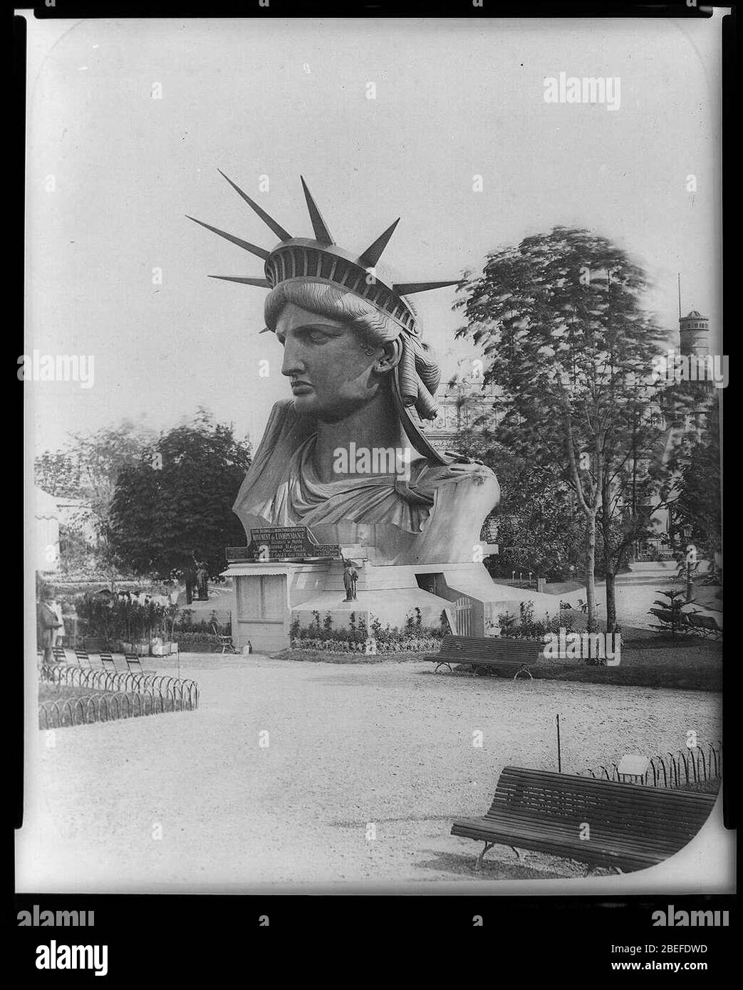 Testa della Statua della Libertà sul display in park a Parigi Foto Stock