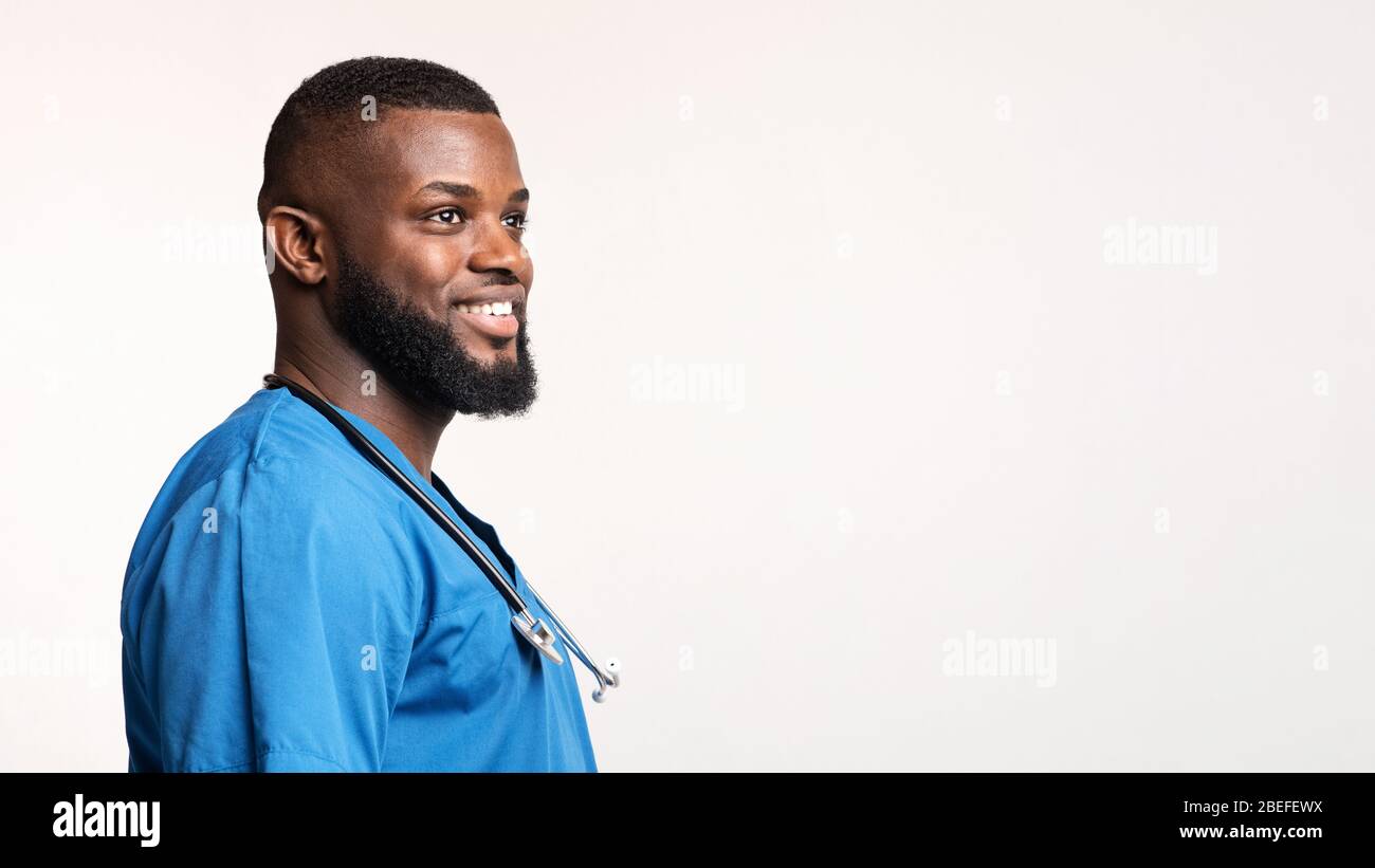 Vista laterale di un giovane medico afro-americano positivo Foto Stock