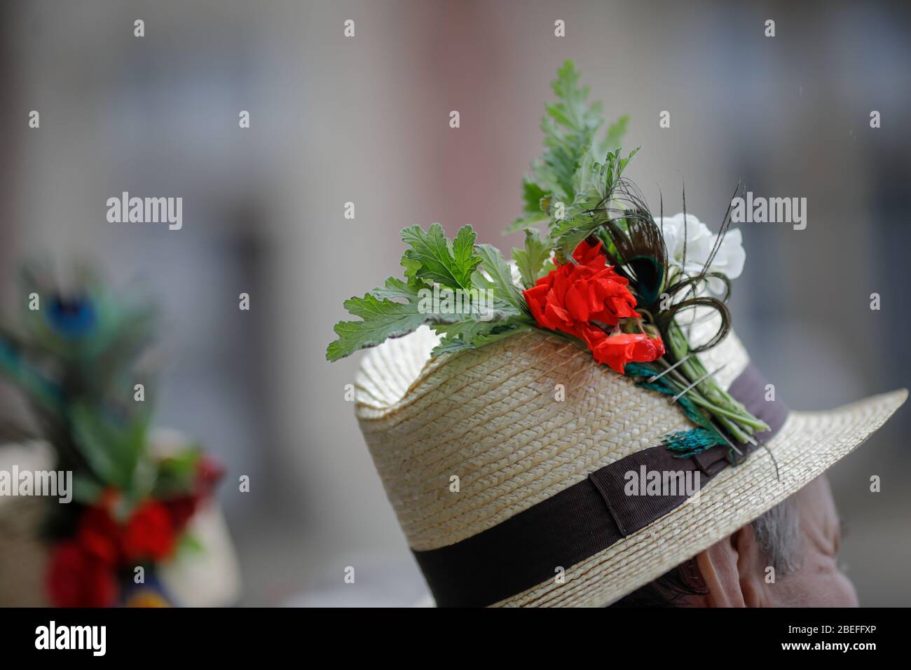 Dettagli con il tradizionale cappello rumeno di paglia di un uomo anziano, adornato con fiori e foglie. Foto Stock