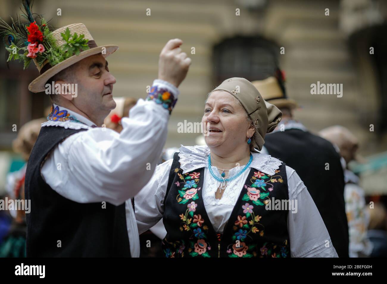 Bucarest, Romania - 5 marzo 2020: Donne e uomini anziani, vestiti con abiti tradizionali rumeni, ballano in un festival. Foto Stock