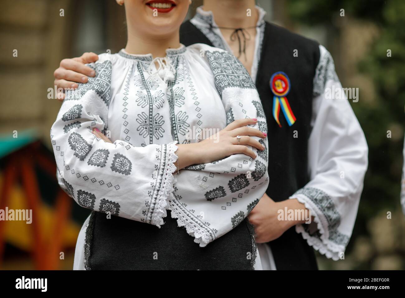 Dettagli con i tradizionali abiti rumeni di una giovane donna e uomo. Foto Stock