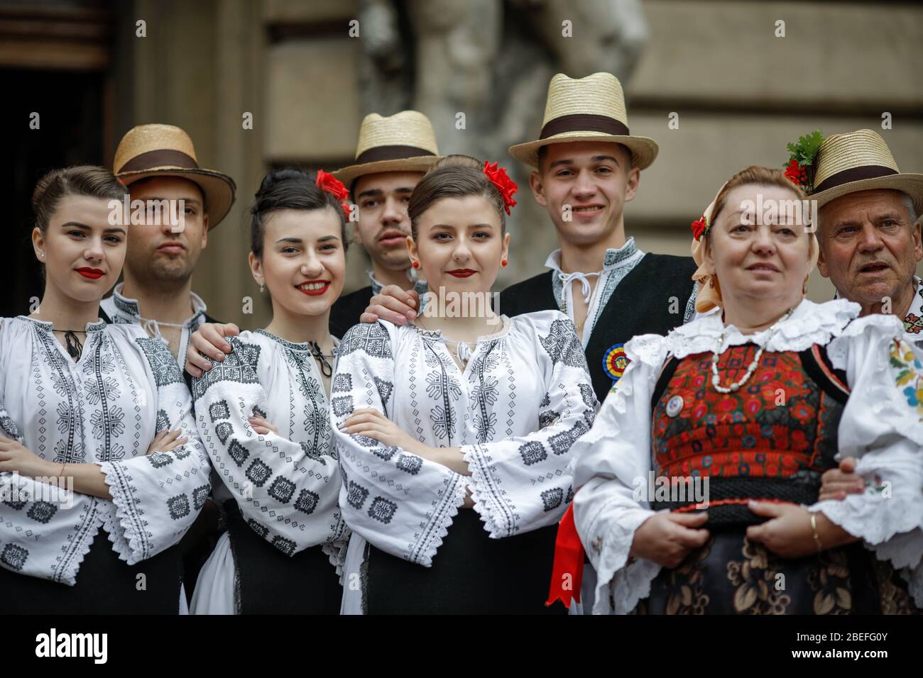 Bucarest, Romania - 5 marzo 2020: Giovani donne e uomini vestiti con abiti tradizionali rumeni in un festival. Foto Stock