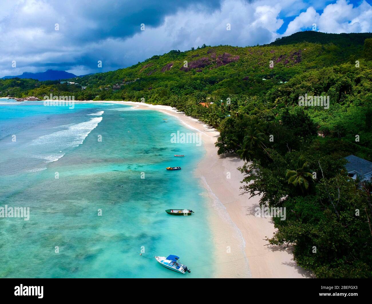 Bella spiaggia Baie Lazare alle Seychelles preso da Drone Foto Stock