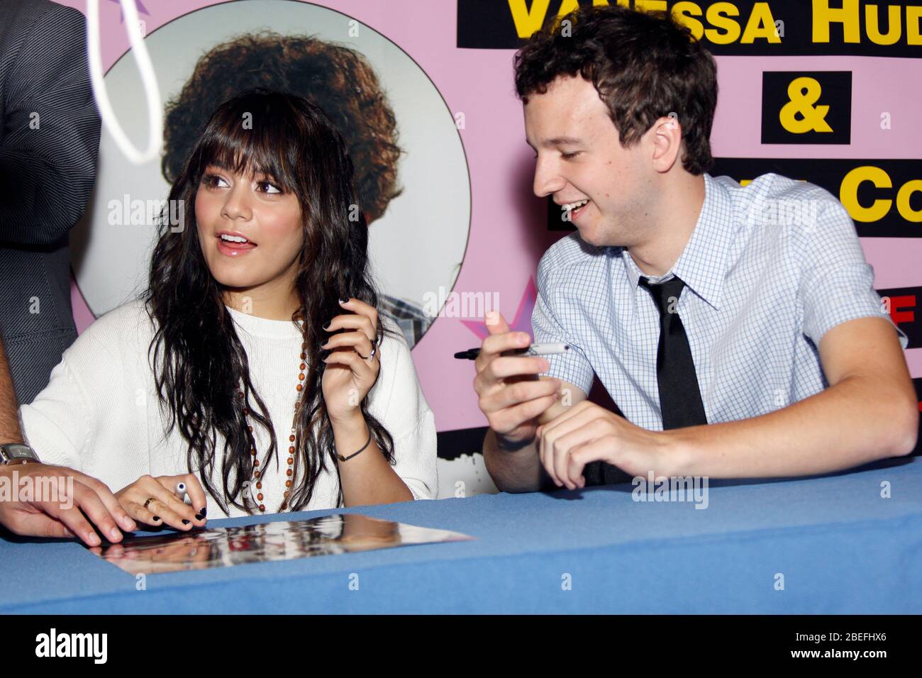 Vanessa Hudgens (High School Musical) e Gaelan Connell (Chocolat), le star del prossimo rilascio di Summit Entertainment BANDSLAM, incontrate i fan e firmate autografi fuori dall'anno fiscale al Franklin Mills Mall di Philadelphia, Pennsylvania, il 2 agosto 2009. Credito: Scott Weiner/MediaPunch Foto Stock