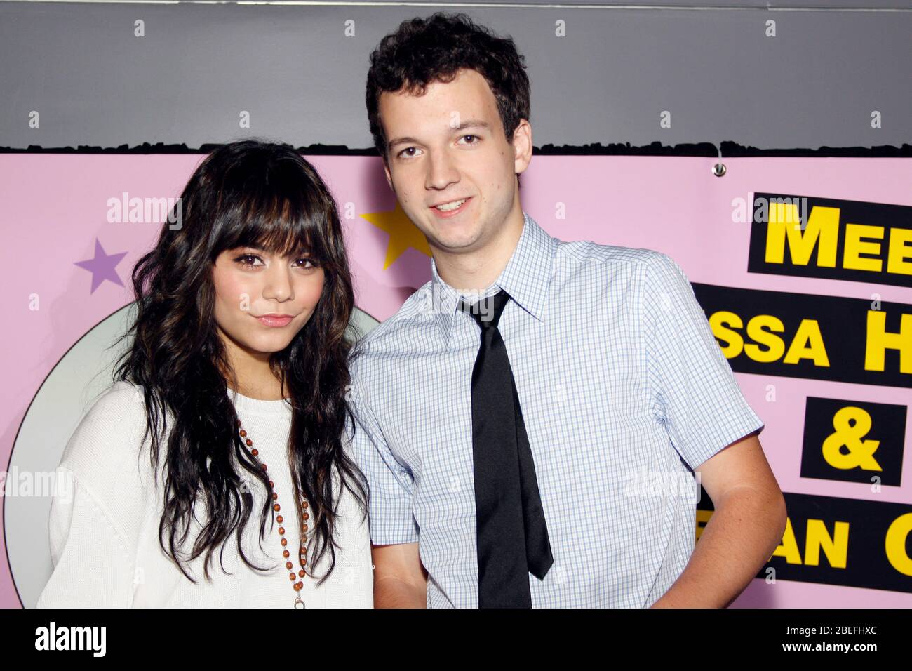 Vanessa Hudgens (High School Musical) e Gaelan Connell (Chocolat), le star del prossimo rilascio di Summit Entertainment BANDSLAM, incontrate i fan e firmate autografi fuori dall'anno fiscale al Franklin Mills Mall di Philadelphia, Pennsylvania, il 2 agosto 2009. Credito: Scott Weiner/MediaPunch Foto Stock
