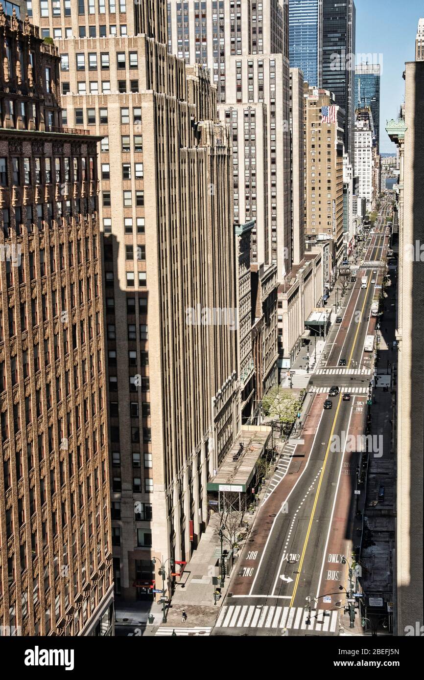 New York City, guardando ad ovest da Murray Hill, 34th Street è deserta a causa della pandemia di coronavirus, Stati Uniti Foto Stock
