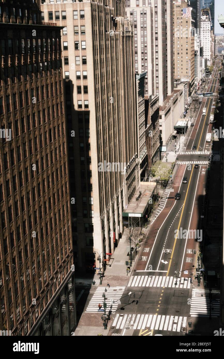 New York City, guardando ad ovest da Murray Hill, 34th Street è deserta a causa della pandemia di coronavirus, Stati Uniti Foto Stock