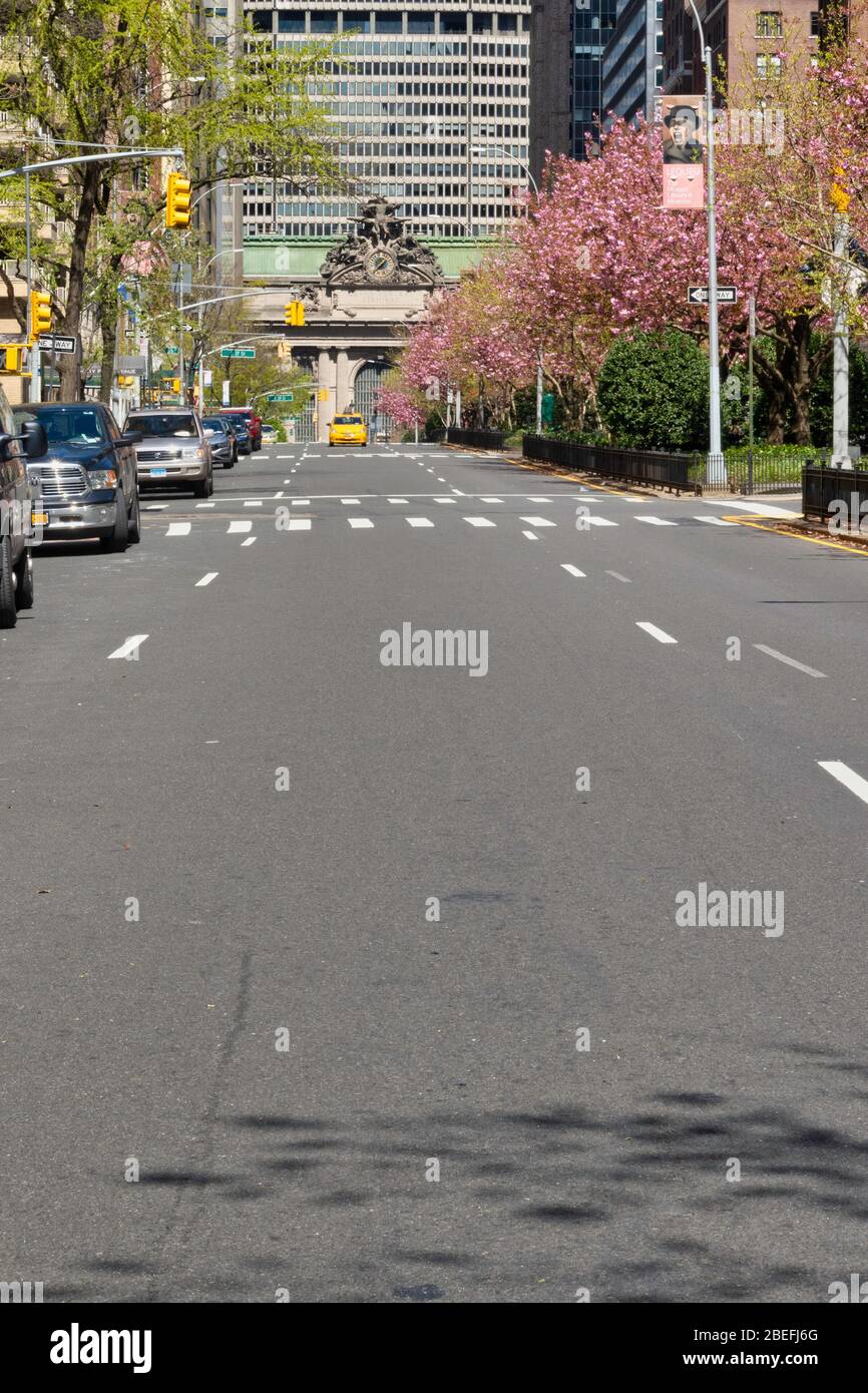 Park Avenue a Murray Hill è quasi completamente vuoto di traffico a causa della pandemia di COVID-19, New York City, USA Foto Stock