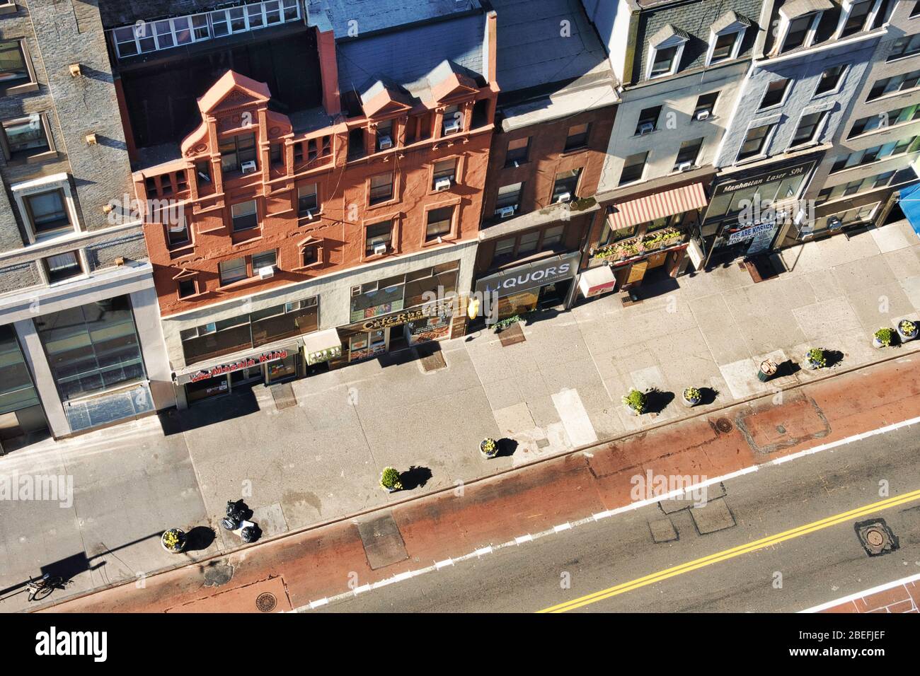 Il marciapiede di New York sulla 34th Street est è deserta a causa della pandemia di coronavirus, Stati Uniti Foto Stock