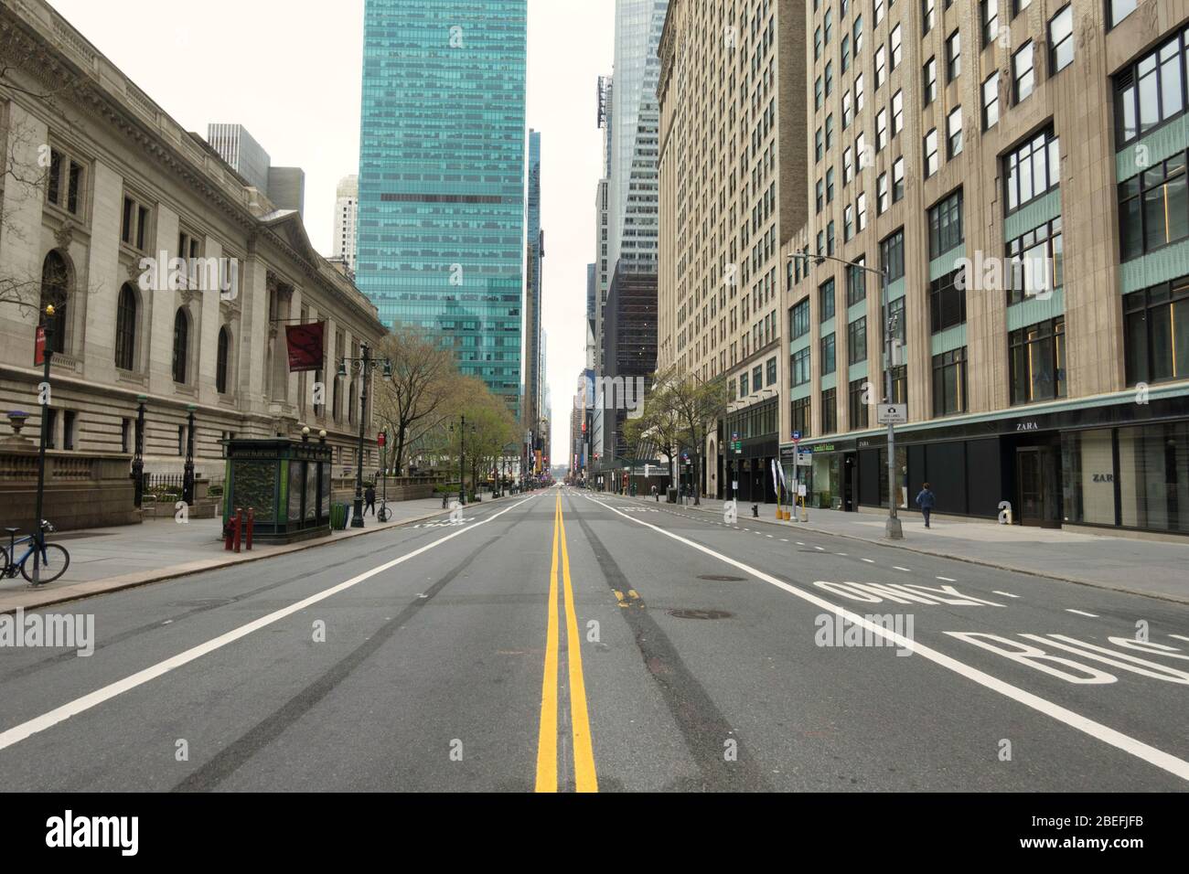 West 42nd Street a Midtown Manhattan è quasi deserta a causa della pandemia COVID-19, aprile 2020, New York City, USA Foto Stock