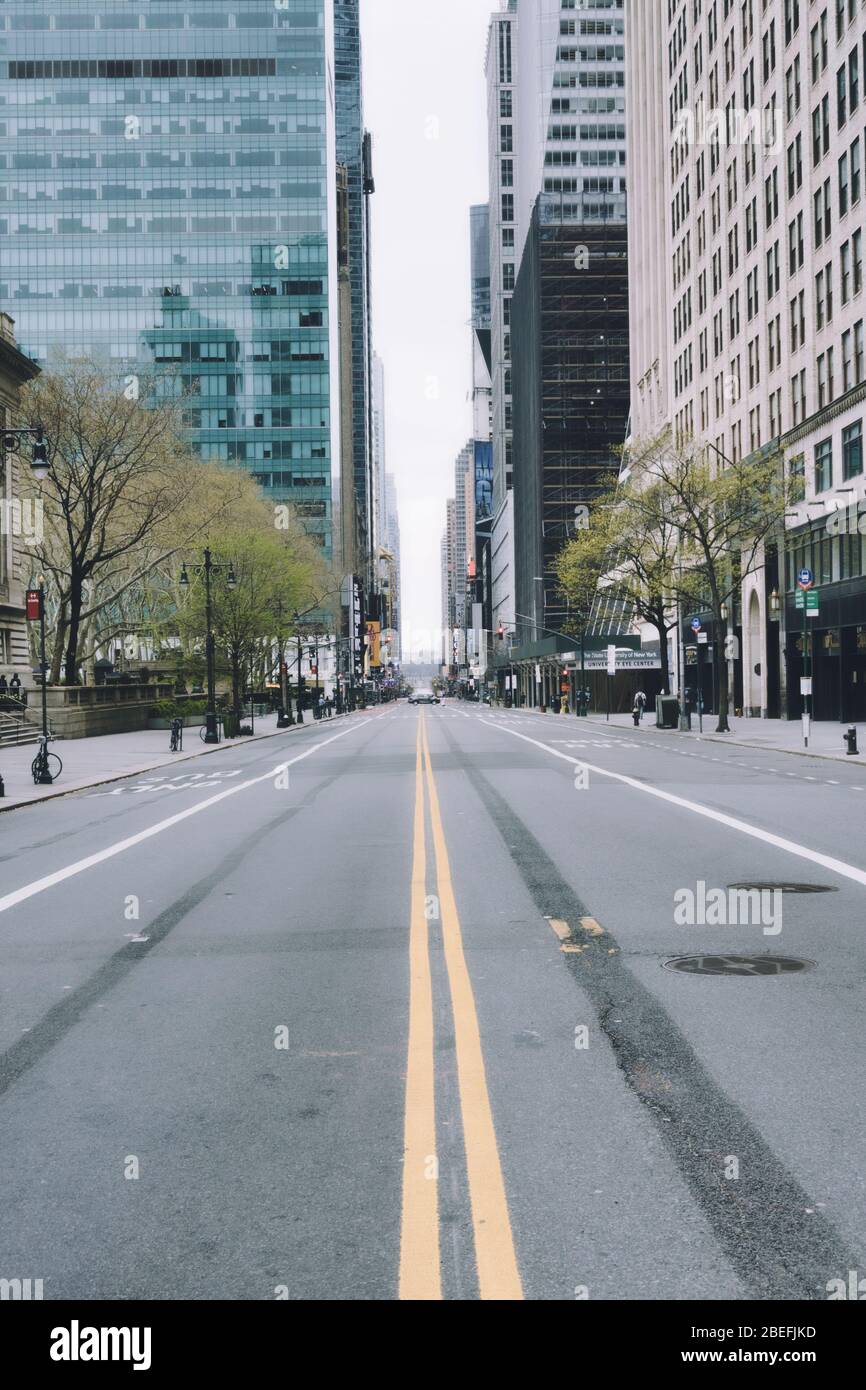 West 42nd Street a Midtown Manhattan è quasi deserta a causa della pandemia COVID-19, aprile 2020, New York City, USA Foto Stock