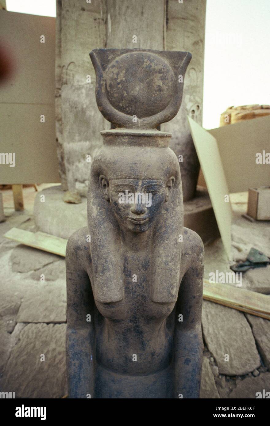 22 gennaio 1989 - Luxor, Egitto -- la cache della statua del tempio di Luxor fu una delle scoperte archeologiche più significative del decennio, dove un gruppo di antiche statue egiziane fu scoperto il 22 gennaio 1989, durante la manutenzione ordinaria del tempio in una zona turistica molto viaggiata. Furono scoperti sotto la corte solare della diciottesima dinastia Pharaoh Amenhotep III Una lista parziale di statue: Thutmosis III, Amenhotep III, la dea Lunyt, Tutankhamun, Horemheb, Amun-Re-Kamutef e la dea Tawaret. Lo scavo è stato avviato nel 1989 sotto l'autorità di Mohamed El so Foto Stock