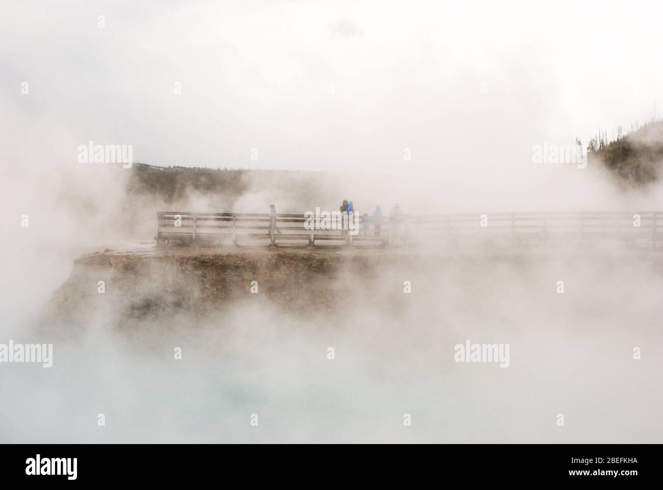 Il vapore e la nebbia del Cratere Excelsior Geyser avvolgono i turisti sul lungomare nel Parco Nazionale di Yellowstone Foto Stock