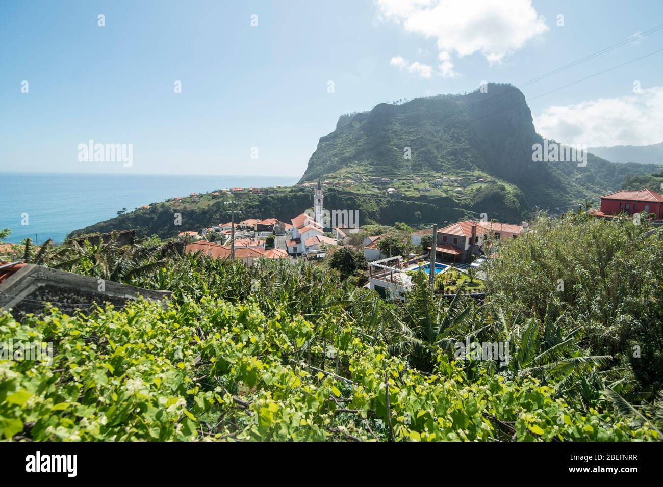 Il paesaggio e la città di Faial sulla costa a nord di Madeira sull'isola di Madeira del Portogallo. Portogallo, Madera, aprile 2018 Foto Stock