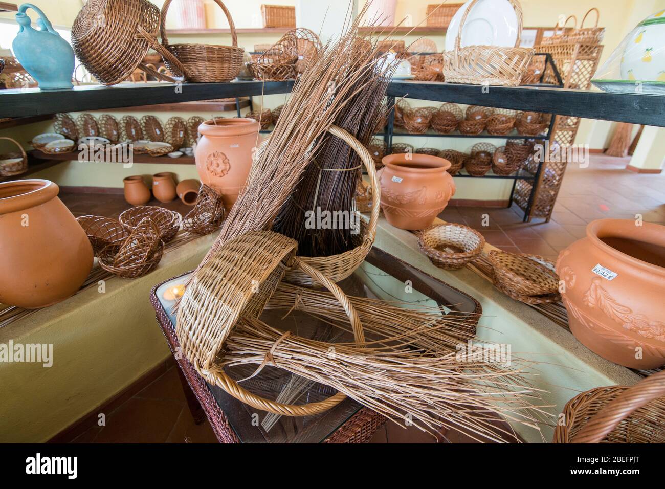 Paniere lavoro di tessitura al Cafe Relogio ad Shop di AREMA nella città di Camacha nella parte est di Madeira sull'isola di Madeira del Portogallo. Portogallo, Madera, Foto Stock