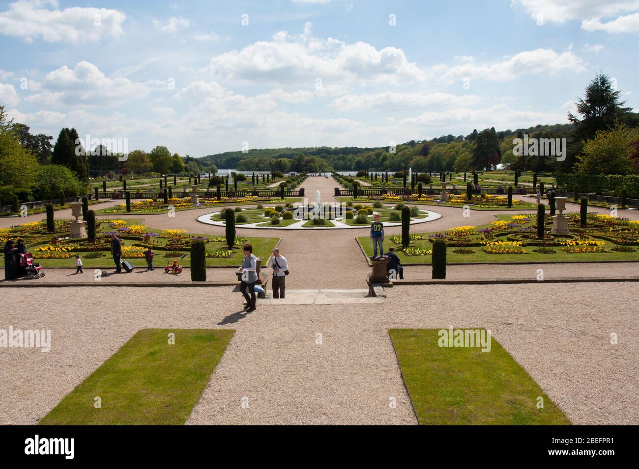 Una vista dei giardini premiati e formali ai Trentham Gardens, Stoke on Trent, Staffordshire, Inghilterra Foto Stock