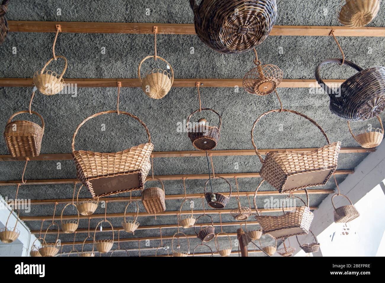 Paniere lavoro di tessitura al Cafe Relogio ad Shop di AREMA nella città di Camacha nella parte est di Madeira sull'isola di Madeira del Portogallo. Portogallo, Madera, Foto Stock